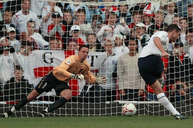 Frank Lampard erzielt das 1:0 gegen Torwart Jürgen Macho (Österreich) per Elfmeter -  Fußball Länderspiel Herren Weltmeisterschaftsqualifikation 2005, Qualifikation, Länderspiel Gruppe Manchester Dynamik,