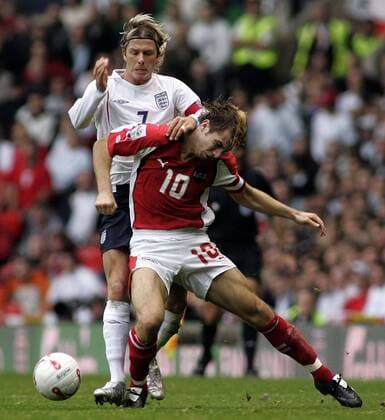 Andreas Ivanschitz (Österreich, vorn) gegen David Beckham (England) Fußball Länderspiel Herren Weltmeisterschaftsqualifikation 2005, Qualifikation, Länderspiel Gruppe Manchester Dynamik, Kampf, EDITORIAL USE ONLY. No use with unauthorised audio, video, data, fixture lists, club league logos or live services. Online in-match use limited to 120 images, no video emulation. No use in betting, games or single club league player publications.