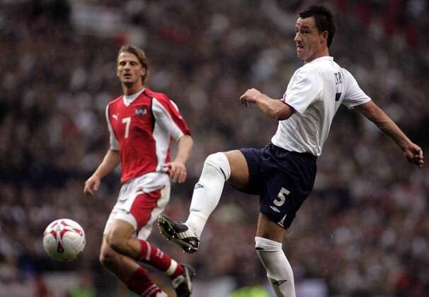 John Terry (England) zieht ab Fußball Länderspiel Herren Weltmeisterschaftsqualifikation 2005, Qualifikation, Länderspiel Einzelbild Manchester Dynamik, EDITORIAL USE ONLY. No use with unauthorised audio, video, data, fixture lists, club league logos or live services. Online in-match use limited to 120 images, no video emulation. No use in betting, games or single club league player publications.