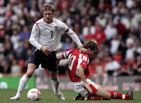 David Beckham (England, li.) gegen Andreas Ivanschitz (Österreich) Fußball Länderspiel Herren Weltmeisterschaftsqualifikation 2005, Qualifikation, Länderspiel Gruppe Manchester Dynamik, Kampf, EDITORIAL USE ONLY. No use with unauthorised audio, video, data, fixture lists, club league logos or live services. Online in-match use limited to 120 images, no video emulation. No use in betting, games or single club league player publications.