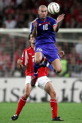 Zinedine Zidane (Frankreich, vorn) - Kopfball vor Patrick Müller (Schweiz) Fußball Länderspiel Herren Weltmeisterschaftsqualifikation 2005, Qualifikation, Länderspiel, Nationalmannschaft, Nationalteam Gruppe Bern Dynamik, Höhe,