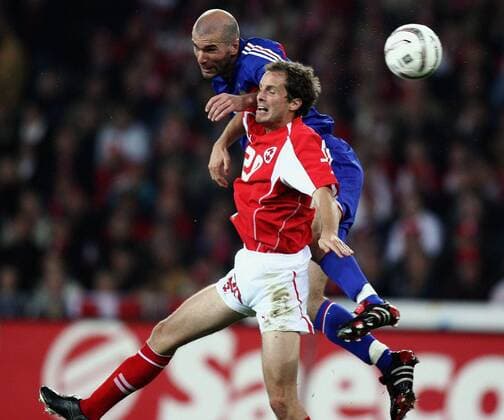 Patrik Müller (Schweiz, re.) gegen Zinedine Zidane (Frankreich) Fußball Länderspiel Herren Weltmeisterschaftsqualifikation 2005, Qualifikation, Länderspiel, Nationalmannschaft, Nationalteam Gruppe Bern Dynamik,