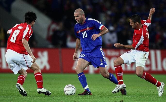 Zinedine Zidane (Frankreich, Mitte) gegen Ricardo Cabanas (re.) und Raphael Wicky (beide Schweiz) Fußball Länderspiel Herren Weltmeisterschaftsqualifikation 2005, Qualifikation, Länderspiel, Nationalmannschaft, Nationalteam Gruppe Bern Dynamik,