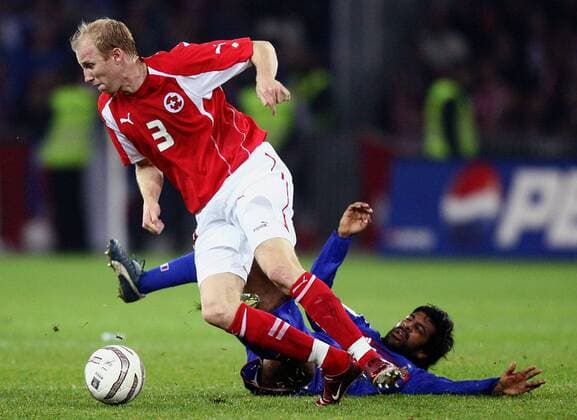 Ludovic Magnin (Schweiz, li.) setzt sich gegen Vikash Dhorasoo (Frankreich) durch Fußball Länderspiel Herren Weltmeisterschaftsqualifikation 2005, Qualifikation, Länderspiel, Nationalmannschaft, Nationalteam Gruppe Bern Dynamik,