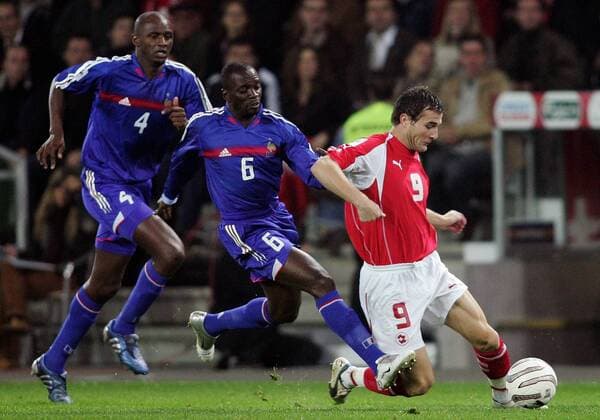 Alexander Frei (Schweiz, re.) gegen Claude Makelele (Mitte), dahinter Patrick Vieira (beide Frankreich) Fußball Länderspiel Herren Weltmeisterschaftsqualifikation 2005, Qualifikation, Länderspiel, Nationalmannschaft, Nationalteam Gruppe Bern Dynamik,