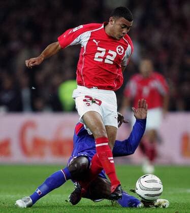 Johan Vonlanthen (Schweiz) wird von einen französischen Spieler gefoult Fußball Länderspiel Herren Weltmeisterschaftsqualifikation 2005, Qualifikation, Länderspiel, Nationalmannschaft, Nationalteam Gruppe Bern Dynamik,