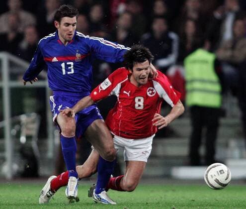 Anthony Reveillere (Frankreich, li.) foult Raphael Wicky (Schweiz) Fußball Länderspiel Herren Weltmeisterschaftsqualifikation 2005, Qualifikation, Länderspiel, Nationalmannschaft, Nationalteam Gruppe Bern Dynamik, Kampf,