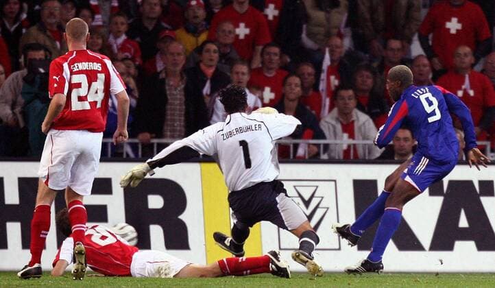 Djibril Cisse (Frankreich, re.) erzielt das 0:1, Torwart Pascal Zuberbühler (Schweiz, Mitte) ist machtlos Fußball Länderspiel Herren Weltmeisterschaftsqualifikation 2005, Qualifikation, Länderspiel, Nationalmannschaft, Nationalteam Gruppe Bern Dynamik,