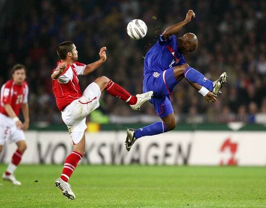 Ricardo Cabanas (Schweiz, li.) gegen Sylvain Wiltord (Frankreich) Fußball Länderspiel Herren Weltmeisterschaftsqualifikation 2005, Qualifikation, Länderspiel, Nationalmannschaft, Nationalteam Gruppe Bern Dynamik,