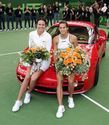 Siegerin Lindsay Davenport (USA, li.) und Amelie Mauresmo (Frankreich) vor dem Porsche, den die Siegerin für ihren Sieg 2005 in Filderstadt erhält Tennis Damen Porsche Grand Prix 2005, WTA Tour, Finale, Endspiel Gruppe Filderstadt Freude,