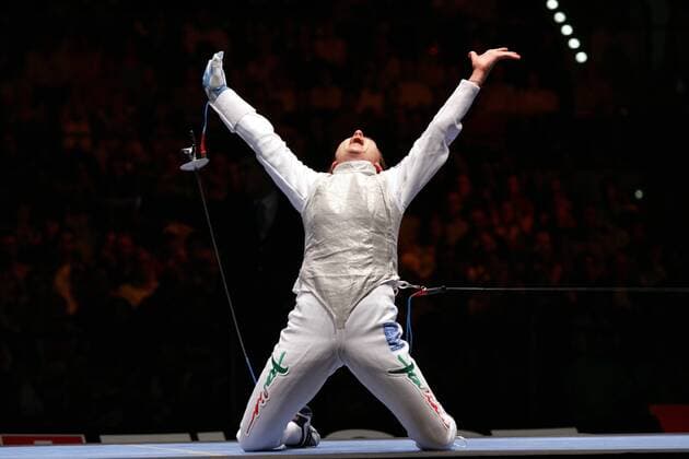 Weltmeisterin Valentina Vezzali (Italien) - Siegesjubel Fechten WM Damen Weltmeisterschaft 2005, Fechtsport, Florett, Florettfechten, Finale Einzelbild Leipzig Freude, Begeisterung,