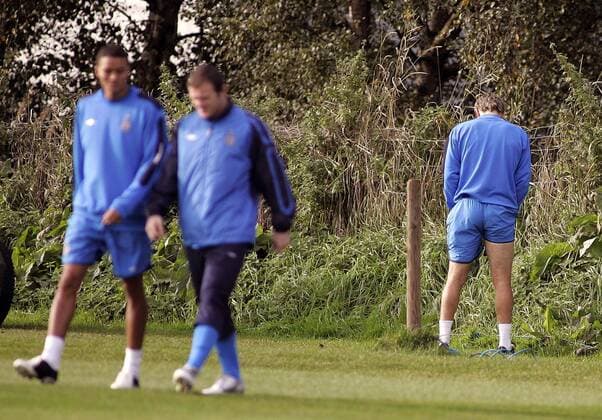 Phil Neville muss sich während des Trainings erleichtern, Jermaine Jenas (li.) und Wayne Rooney (alle England) wollen da nicht hinschauen - EDITORIAL USE ONLY. No use with unauthorised audio, video, data, fixture lists, club league logos or live services. Online in-match use limited to 120 images, no video emulation. No use in betting, games or single club league player publications. Fußball Herren Nationalmannschaft 2005, Nationalteam, Training Gruppe Manchester