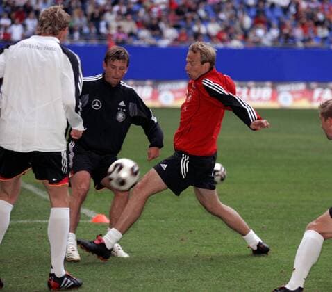 Bundestrainer Jürgen Klinsmann (re.) geht mit guten Beispiel für verbissenen Zweikampf gegen Bernd Schneider (beide Deutschland) voran Fußball Herren Nationalmannschaft 2005, Nationalteam, Training Gruppe Hamburg Dynamik,