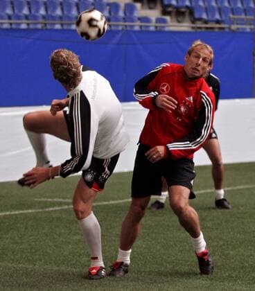 Bundestrainer Jürgen Klinsmann (re.) zuckt bei Lukas Sinkiewicz (beide Deutschland) rabiater Spielweise doch lieber zurück Fußball Herren Nationalmannschaft 2005, Nationalteam, Training Gruppe Hamburg Dynamik,