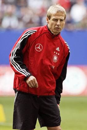 Bundestrainer Jürgen Klinsmann (Deutschland) skeptisch Fußball Herren Nationalmannschaft 2005, Nationalteam, Training Einzelbild Hamburg Nachdenklichkeit, Skepsis,