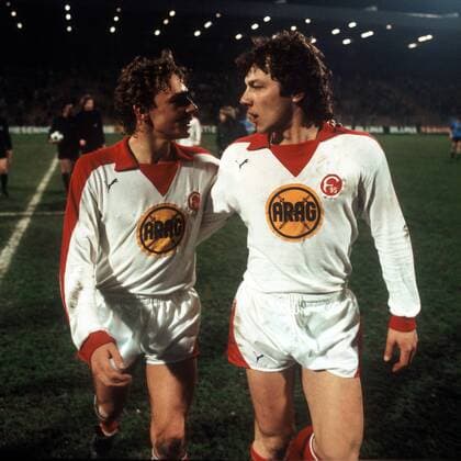 Thomas Allofs (li.) und Josef Weikl (beide Düsseldorf) gehen zufrieden vom Platz Fußball 1. BL Herren Saison 1979 1980, Fortuna Düsseldorf Gruppe Bochum Harmonie,
