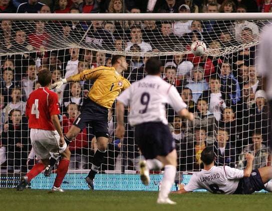 Frank Lampard (England, re.) erzielt das 2:1, Torwart Artur Boruc und Baszczynski (beide Polen, li.) sind machtlos, davor Rooney (England) -  Fußball Länderspiel Herren Weltmeisterschaftsqualifikation 2005, Länderspiel, Qualifikation, Nationalmannschaft, Nationalteam Gruppe Manchester Dynamik,