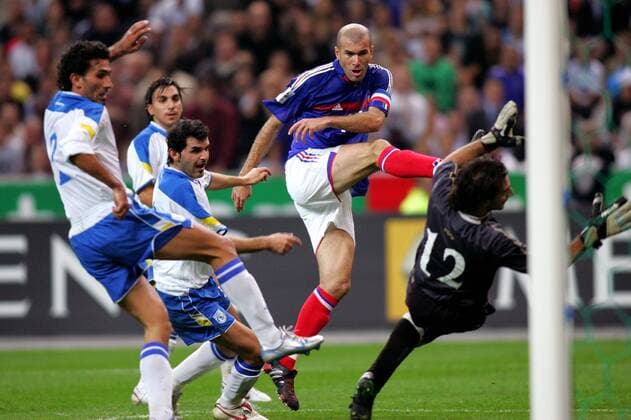 Zinedine Zidane (Frankreich, re.) erzielt das 1:0 gegen Torwart Michalis Morfis (Zypern) Fußball Länderspiel Herren Weltmeisterschaftsqualifikation 2005, Qualifikation, Länderspiel, Nationalmannschaft, Nationalteam Gruppe pan11081 Paris Dynamik,  