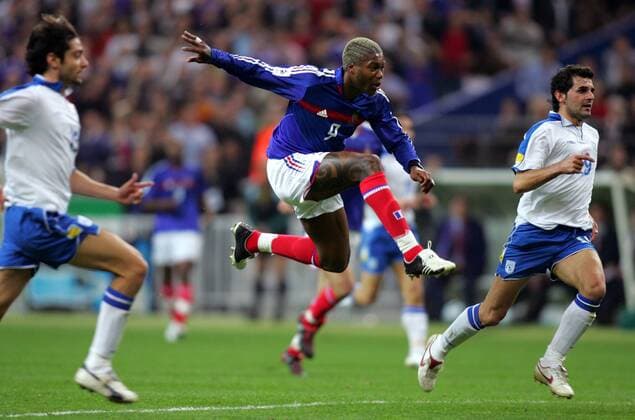 Djibril Cisse (Frankreich, Mitte) zieht ab, re. Marios Ilia (Zypern) Fußball Länderspiel Herren Weltmeisterschaftsqualifikation 2005, Qualifikation, Länderspiel, Nationalmannschaft, Nationalteam Gruppe pan11081 Paris Dynamik, Höhe,  