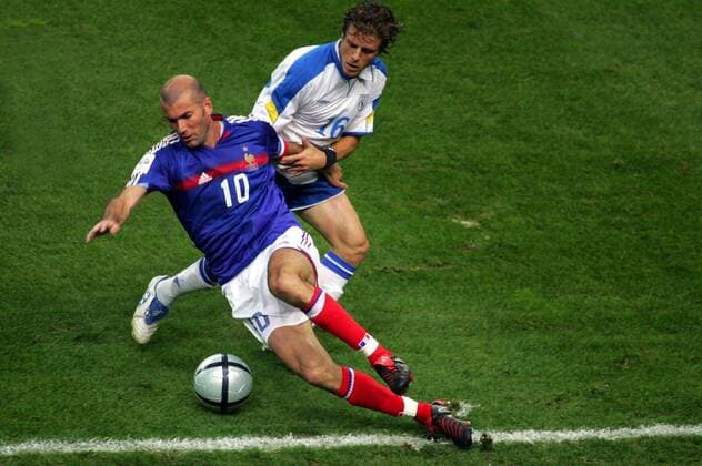 Zinedine Zidane (Frankreich, li.) gegen Asimakis Krassas (Zypern) Fußball Länderspiel Herren Weltmeisterschaftsqualifikation 2005, Qualifikation, Länderspiel, Nationalmannschaft, Nationalteam Gruppe pan11080 Paris Dynamik,  