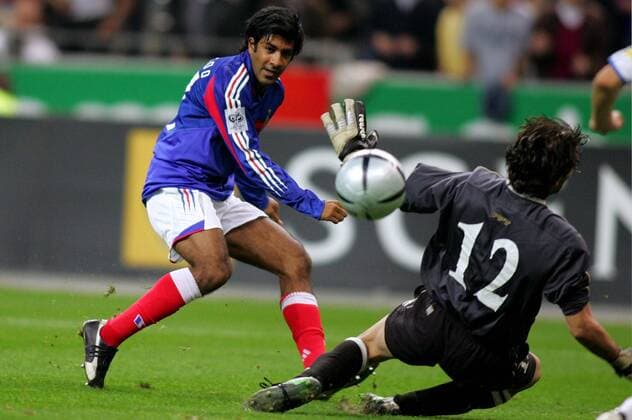 Vikash Dhorasoo (Frankreich) erzielt das 3:0 gegen Torwart Michalis Morfis (Zypern) Fußball Länderspiel Herren Weltmeisterschaftsqualifikation 2005, Qualifikation, Länderspiel, Nationalmannschaft, Nationalteam Gruppe pan11081 Paris Dynamik,  