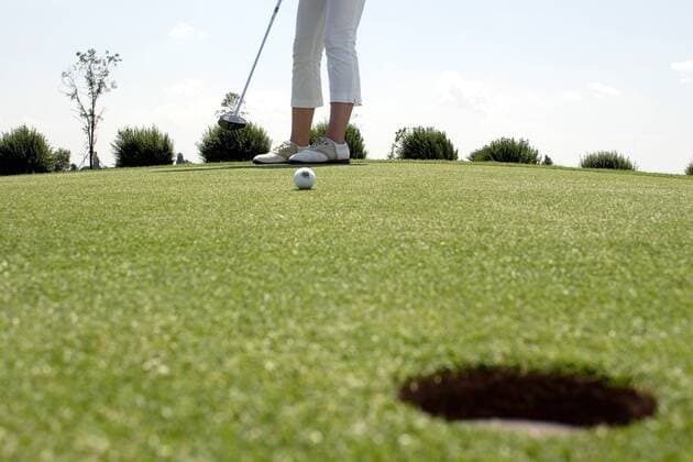 Beine einer Freizeitgolferin beim Put (Serie 2 2) - MODEL RELEASED Golf Damen Golfen 2005, Freizeit, Freizeitsport, Freizeitgolf, Freizeitgolfen Totale