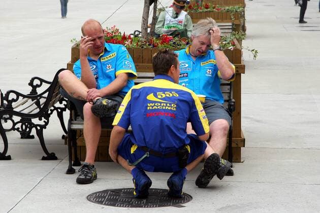 Entspannte Mechaniker von BAR Honda (vorn) und Renault bei einer gemeinsamen Pause Motorsport Grand Prix Herren Großer Preis von China 2005, Formel 1 Weltmeisterschaft, F1, F, GP, WM Gruppe Shanghai