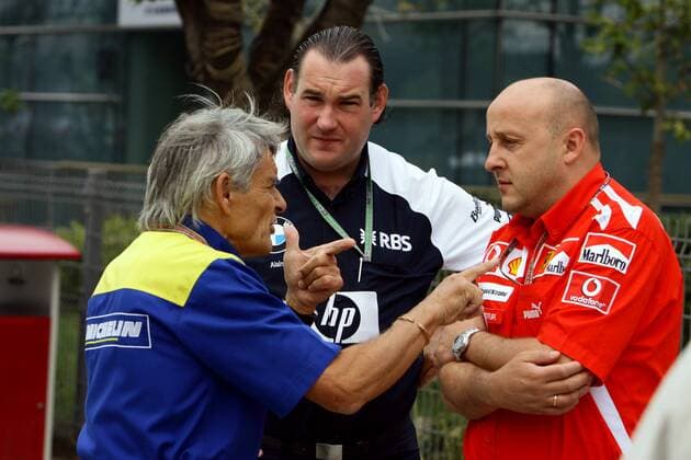 Michelin Rennleiter Pierre Dupasquier (Frankreich, li.) im Gespräch mit Ferrari Logistikmanager Miodrag Kotur (re.) und einem Mechaniker von BMW Williams Motorsport Grand Prix Herren Großer Preis von China 2005, Formel 1 Weltmeisterschaft, F1, F, GP, WM Gruppe Shanghai