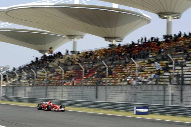 Michael Schumacher (Deutschland Ferrari) in seinem Boliden vor spärlich gefüllten Tribünen Motorsport Grand Prix Herren Großer Preis von China 2005, Formel 1 Weltmeisterschaft, F1, F, GP, WM, Totale Shanghai International Circuit Shanghai Leere,