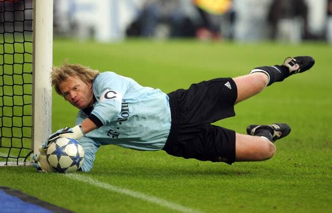 Torwart Oliver Kahn (Bayern) hält den Ball Fußball 1. BL Herren Saison 2005 2006, FC Bayern München Einzelbild Gelsenkirchen Dynamik, Abwehr,