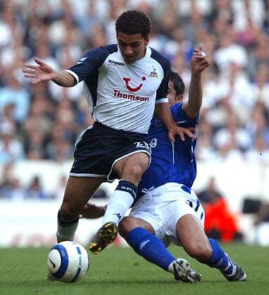 Aaron Lennon (Tottenham Hotspur, li.) gegen Tim Cahill (Everton) -  Fußball Herren English Premier League 2005 2006, 1. Englische Liga, Tottenham Hotspurs - FC Everton, 2:0, Spurs, Gruppe London Dynamik, Kampf,