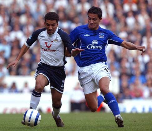 Aaron Lennon (Tottenham Hotspur, li.) gegen Tim Cahill (Everton) -  Fußball Herren English Premier League 2005 2006, 1. Englische Liga, Tottenham Hotspurs - FC Everton, 2:0, Spurs, Gruppe London Dynamik,