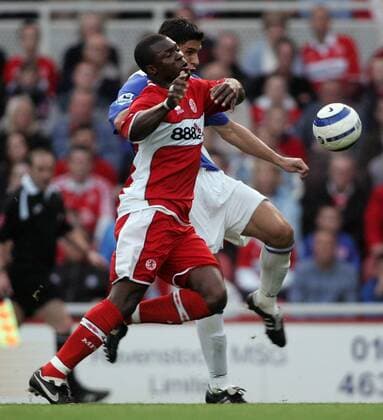 Yakubu Ayegbeni (Middlesbrough, vorn) gegen Dejan Stefanovic (Portsmouth) -  Fußball Herren English Premier League 2005 2006, 1. Englische Liga, FC Middlesbrough - FC Portsmouth 1:1, Gruppe Middlesbrough Dynamik, Kampf,