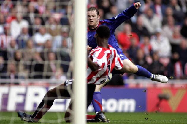 Wayne Rooney (Manchester United, re.) erzielt das 0:1, Justin Hoyte (Sunderland) kommt zu spät - EDITORIAL USE ONLY. No use with unauthorised audio, video, data, fixture lists, club league logos or live services. Online in-match use limited to 120 images, no video emulation. No use in betting, games or single club league player publications. Fußball Herren English Premier League 2005 2006, 1. Englische Liga, Sunderland AFC - Manchester United 1:3, Vdig Gruppe Sunderland Dynamik,