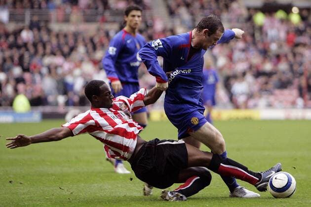 Justin Hoyte (Sunderland, li.) gegen Wayne Rooney (Manchester United) - EDITORIAL USE ONLY. No use with unauthorised audio, video, data, fixture lists, club league logos or live services. Online in-match use limited to 120 images, no video emulation. No use in betting, games or single club league player publications. Fußball Herren English Premier League 2005 2006, 1. Englische Liga, Sunderland AFC - Manchester United 1:3, Vdig Gruppe Sunderland Dynamik,