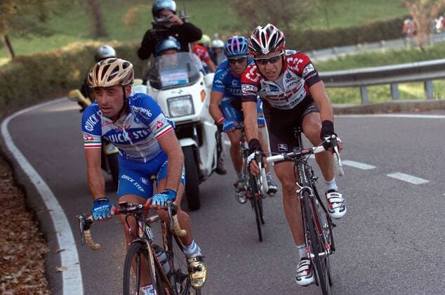 Paolo Bettini (Italien Quick Step, li.) und Carlos Sastre (Spanien CSC) am Anstieg -  Radsport Herren Giro di Lombardia 2005, Lombardei Rundfahrt, Straßenradsport, Straße, Rad, ProTour, Gruppe Mendrisio Como