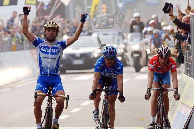 Paolo Bettini (Quick Step, li.) gewinnt den Giro di Lombardia 2005 vor Gilberto Simoni (Lampre Caffita beide Italien, Mitte) und Fränk Schleck (Luxemburg CSC) -  Radsport Herren Giro di Lombardia 2005, Lombardei Rundfahrt, Straßenradsport, Straße, Rad, ProTour, Gruppe Mendrisio Como Freude,