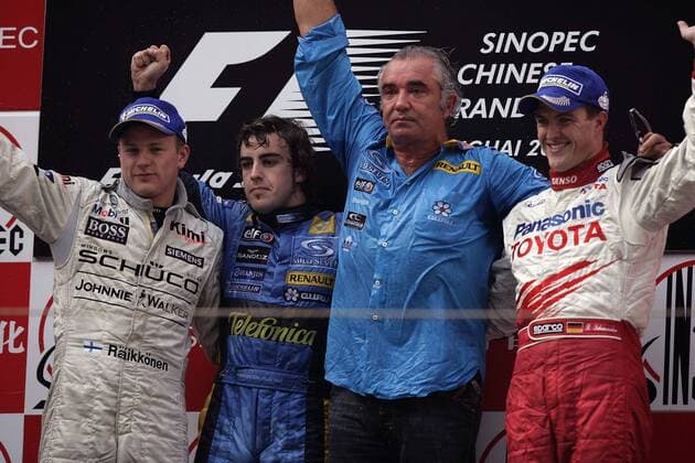 Siegerehrung nach dem GP von China 2005 - v. li.: Kimi Räikkönen (Finnland McLaren Mercedes), Fernando Alonso (Spanien), Teamchef Flavio Briatore (Italien beide Renault) und Ralf Schumacher (Deutschland Toyota) Motorsport Grand Prix Herren Großer Preis von China 2005, Formel 1 Weltmeisterschaft, F1, F, GP, WM Gruppe Shanghai