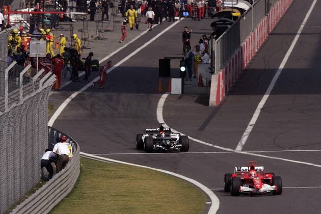Michael Schumacher (Deutschland Ferrari) und Christijan Albers (Niederlande) kommen aus der Boxengasse Motorsport Grand Prix Herren Großer Preis von China 2005, Formel 1 Weltmeisterschaft, F1, F, GP, WM Totale Shanghai International Circuit Shanghai