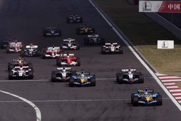 Fernando Alonso (Spanien Renault) führt das Feld nach dem Start zum GP von China 2005 an Motorsport Grand Prix Herren Großer Preis von China 2005, Formel 1 Weltmeisterschaft, F1, F, GP, WM Totale Shanghai International Circuit Shanghai