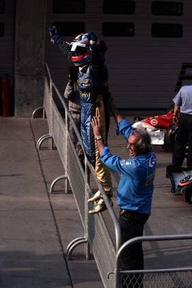 Fernando Alonso (Spanien, li.) und Teamchef Flavio Briatore (Italien beide Renault) jubeln - sie haben sowohl die Fahrerweltmeisterschaft als auch die Konstrukteursweltmeisterschaft gewonnen Motorsport Grand Prix Herren Großer Preis von China 2005, Formel 1 Weltmeisterschaft, F1, F, GP, WM, Gruppe Shanghai Freude, Begeisterung,