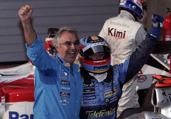 Fernando Alonso (Spanien, re.) und Teamchef Flavio Briatore (Italien beide Renault) jubeln - sie haben sowohl die Fahrerweltmeisterschaft als auch die Konstrukteursweltmeisterschaft gewonnen Motorsport Grand Prix Herren Großer Preis von China 2005, Formel 1 Weltmeisterschaft, F1, F, GP, WM, Gruppe Shanghai Freude, Begeisterung,