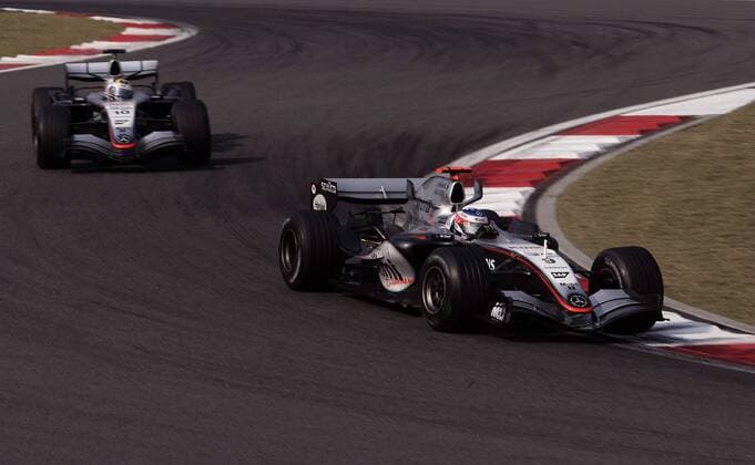 Kimi Räikkönen (Finnland, re.) vor Montoya (Kolumbien beide McLaren Mercedes) Motorsport Grand Prix Herren Großer Preis von China 2005, Formel 1 Weltmeisterschaft, F1, F, GP, WM, Gruppe Shanghai