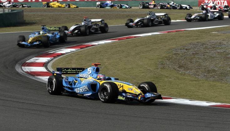 Fernando Alonso (Spanien Renault) in seinem Boliden an der Spitze des Feldes Motorsport Grand Prix Herren Großer Preis von China 2005, Formel 1 Weltmeisterschaft, F1, F, GP, WM, Totale Shanghai