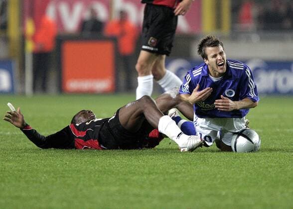 Stephane M Bia Etoundi (Rennes, li.) und Pontus Farnerud (Straßburg) im schmerzhaften Zweikampf Fußball Herren Ligue Une 2005 2006, 1. Französische Liga, Racing Club Strasbourg - Stade Rennais FC 0:1, RC, Vdig Gruppe Straßburg Dynamik, Kampf,