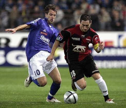 Pontus Farnerud (Straßburg, li.) gegen Olivier Monterrubio (Rennes) Fußball Herren Ligue Une 2005 2006, 1. Französische Liga, Racing Club Strasbourg - Stade Rennais FC 0:1, RC, Vdig Gruppe Straßburg Dynamik,