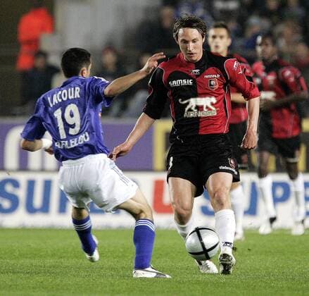 Kim Källström (Rennes, re.) gegen Guillaume Lacour (Straßburg) Fußball Herren Ligue Une 2005 2006, 1. Französische Liga, Racing Club Strasbourg - Stade Rennais FC 0:1, RC, Vdig Gruppe Straßburg Dynamik,