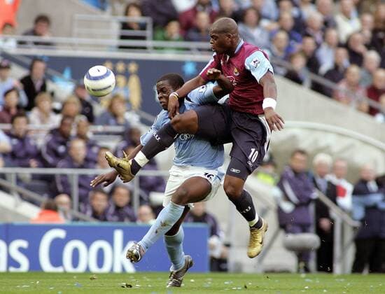 Nedum Onuoha (Manchester City, li.) gegen Marlon Harewood (West Ham) - EDITORIAL USE ONLY. No use with unauthorised audio, video, data, fixture lists, club league logos or live services. Online in-match use limited to 120 images, no video emulation. No use in betting, games or single club league player publications. Fußball Herren English Premier League 2005 2006, 1. Englische Liga, Manchester City - West Ham United 2:1 Gruppe Manchester Dynamik, Kampf,