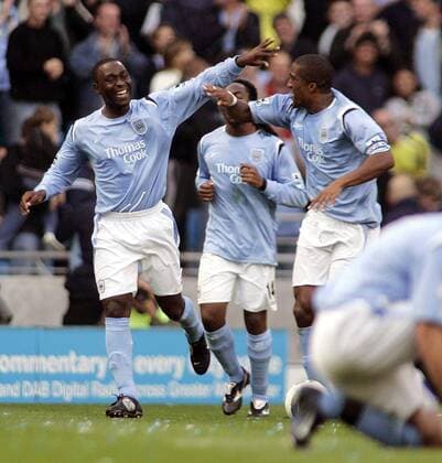 Andy Cole (li.) und Sylvain Distin (beide Manchester City) - Torjubel - EDITORIAL USE ONLY. No use with unauthorised audio, video, data, fixture lists, club league logos or live services. Online in-match use limited to 120 images, no video emulation. No use in betting, games or single club league player publications. Fußball Herren English Premier League 2005 2006, 1. Englische Liga, Manchester City Gruppe Manchester Freude,