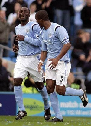 Andy Cole (li.) und Sylvain Distin (beide Manchester City) - Torjubel - EDITORIAL USE ONLY. No use with unauthorised audio, video, data, fixture lists, club league logos or live services. Online in-match use limited to 120 images, no video emulation. No use in betting, games or single club league player publications. Fußball Herren English Premier League 2005 2006, 1. Englische Liga, Manchester City Gruppe Manchester Freude,